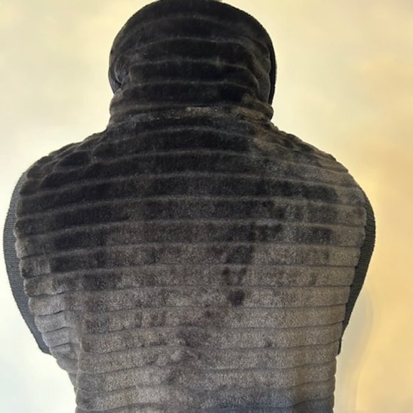 Cable & Gauge Faux Fur Black Ribbed Vest - Picture 4 of 7